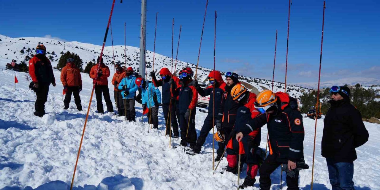 Erzincan’daki Ergan Dağı’nda çığda arama kurtarma tatbikatı yapıldı