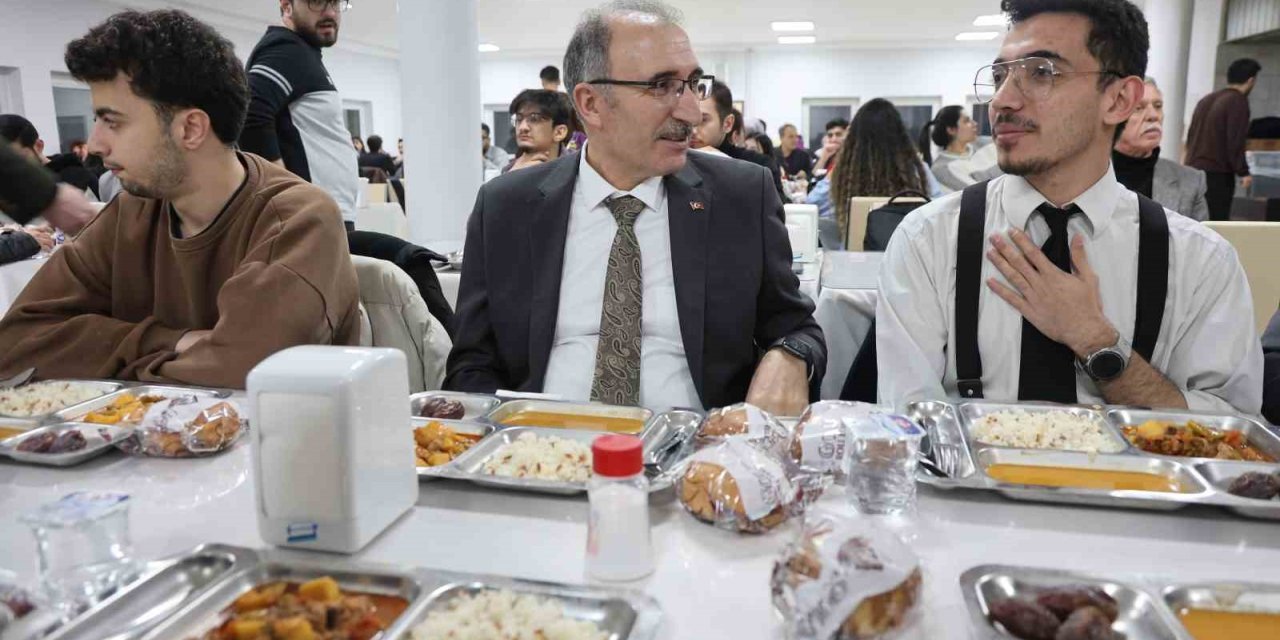 Rektör Göktaş öğrencilerle iftar açtı