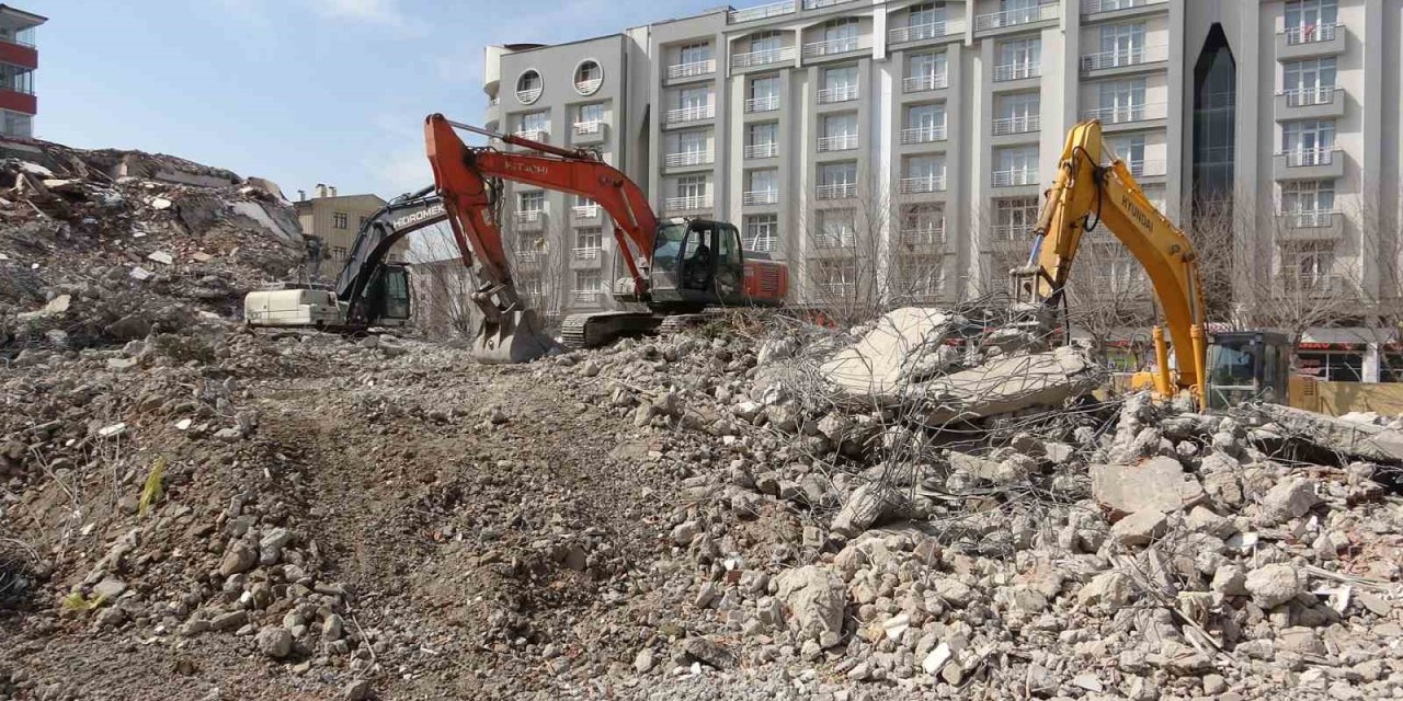 Van’da hasarlı binanın yıkım anı kameralara yansıdı