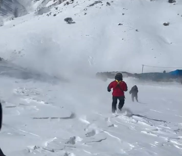 Kardan mahsur kalan adam helikopterle kurtarıldı