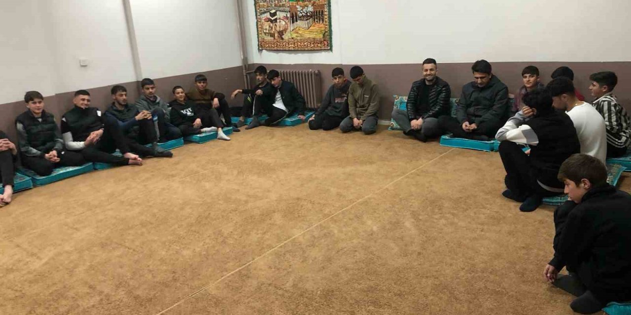 Hamur İlçe Milli Eğitim Müdürü Mehmet Özmüş, öğrencilerle bir araya geldi