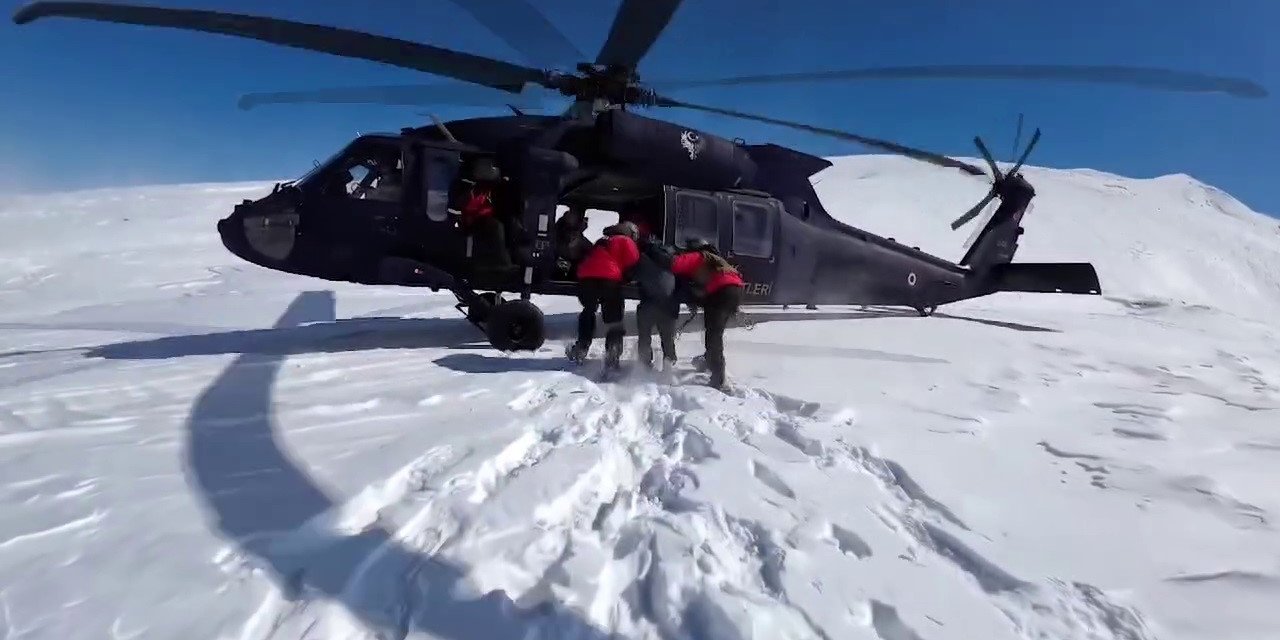 Mezrada mahsur kalan vatandaş askeri helikopter ile kurtarıldı