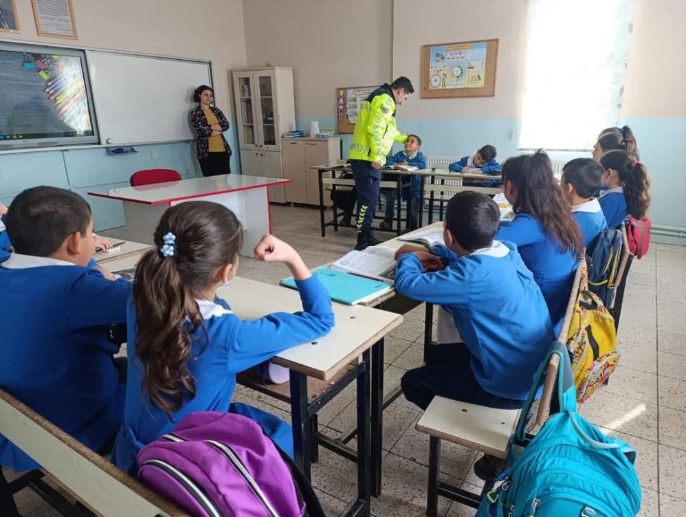 Akyaka’da jandarma ekiplerinden öğrencilere "Trafik Dedektifleri Projesi" eğitimi
