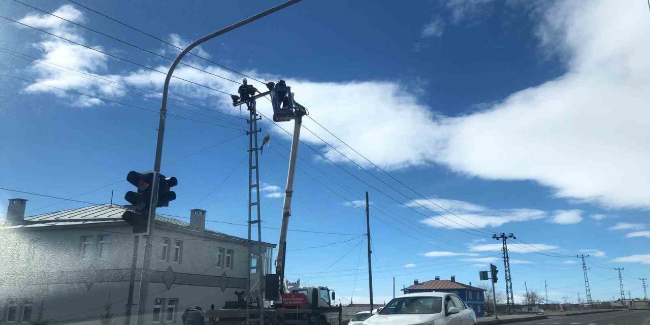 Kars’ta elektrik hatlarında bakım ve onarım çalışmaları devam ediyor