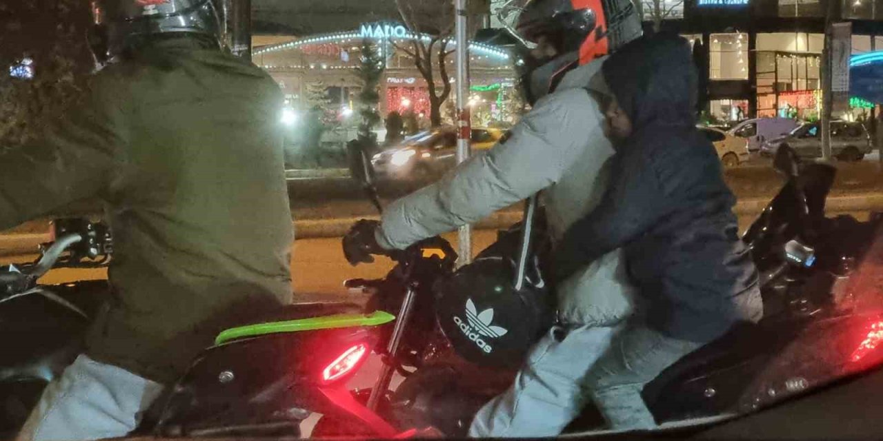 Elazığ’da tehlikeli motosiklet yolculuğu