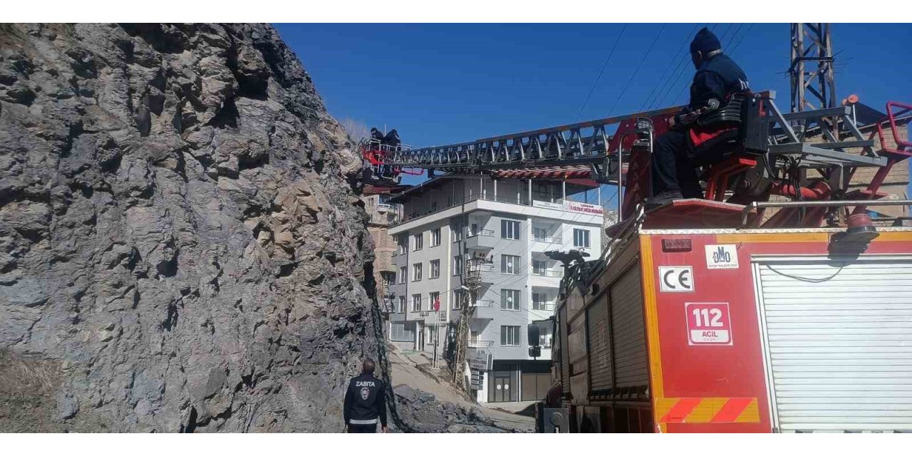 Hakkari’de tehlike saçan taşlar güvenli şekilde indirildi