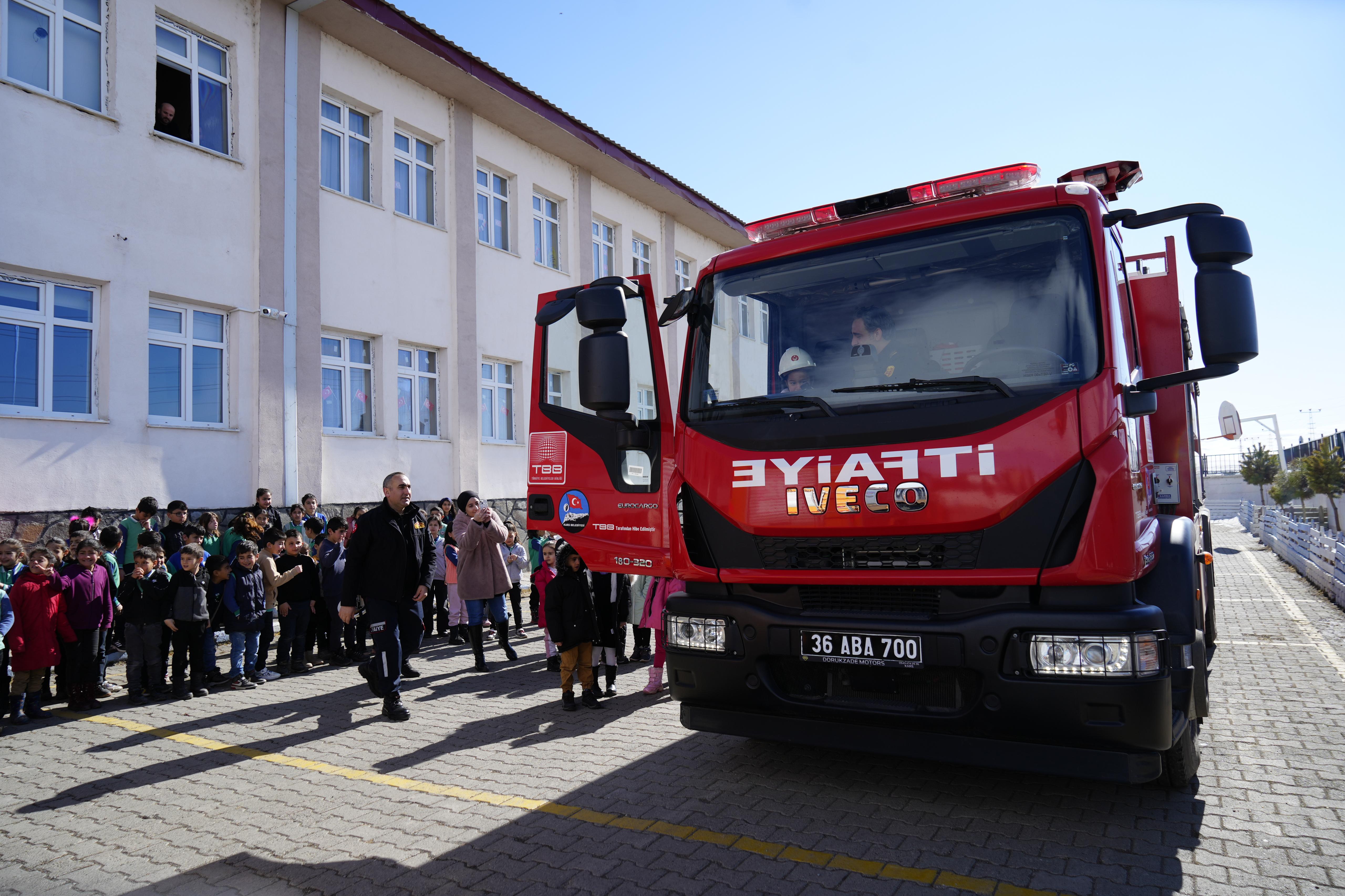 Kars itfaiye ekiplerinden miniklere eğitim