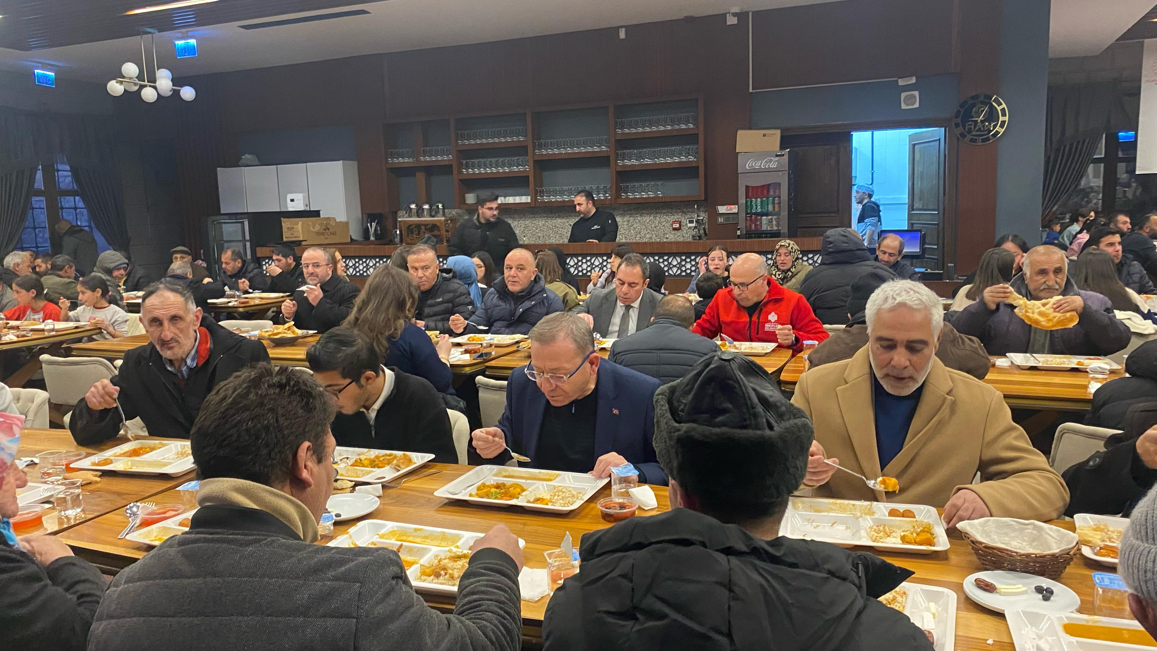 Protokol Üyeleri Halkla İftar Sofrasında Buluştu