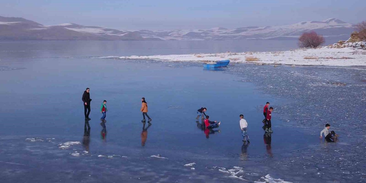 Donan göl çocukların oyun alanı oldu
