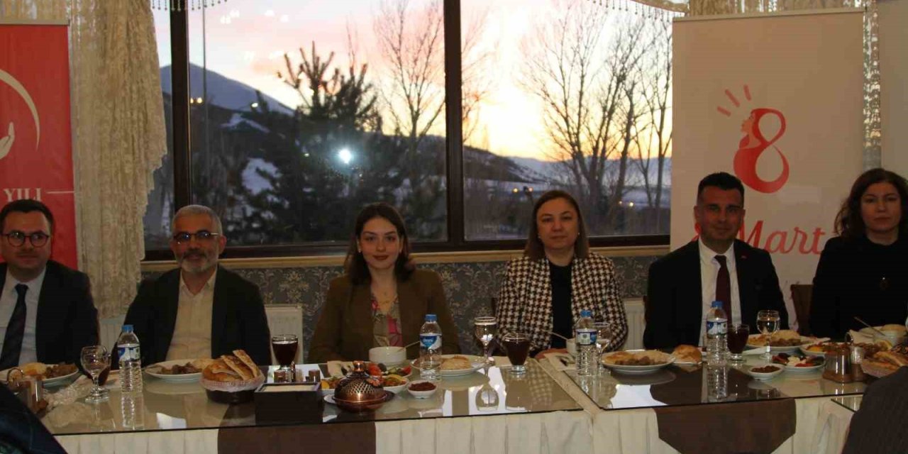 Erzurum’da kadınlar iftar yemeğinde bir araya geldi