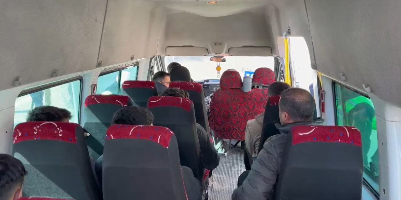 Yüksekova’da sivil jandarma ekipleri yolcu gibi minibüslere binerek denetim gerçekleştirdi.