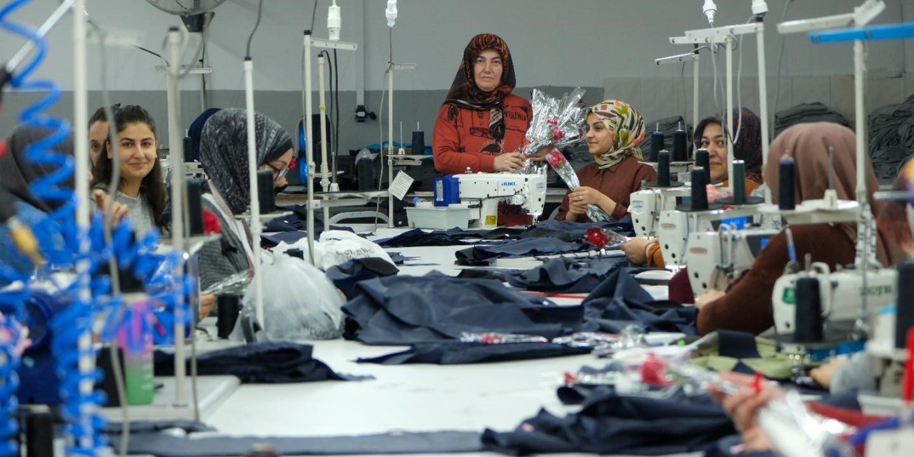 Erzincan Belediyesinde kadınlara çiçek takdimi