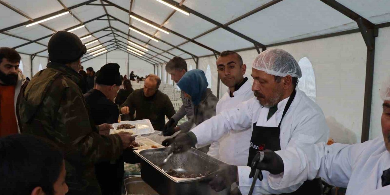 350 kişiye iftar yemeği veriliyor