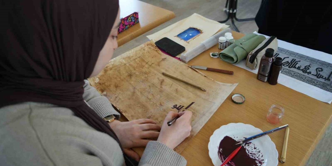 Sınav hazırlığındaki gençler hüsn-i hat sanatıyla sabretmeyi öğreniyor