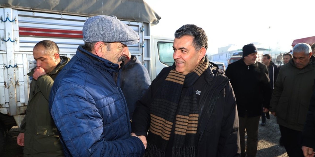 Başkan Demir hayvan pazarını ziyaret etti