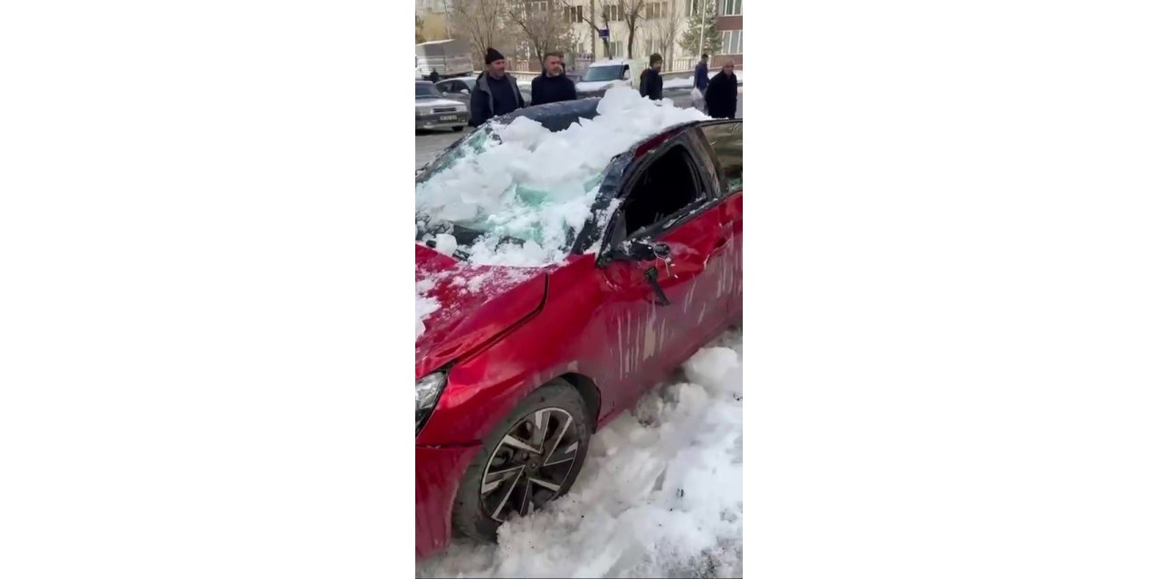 Çatıdan düşen kar kütlesi otomobili kullanılamaz hale getirdi