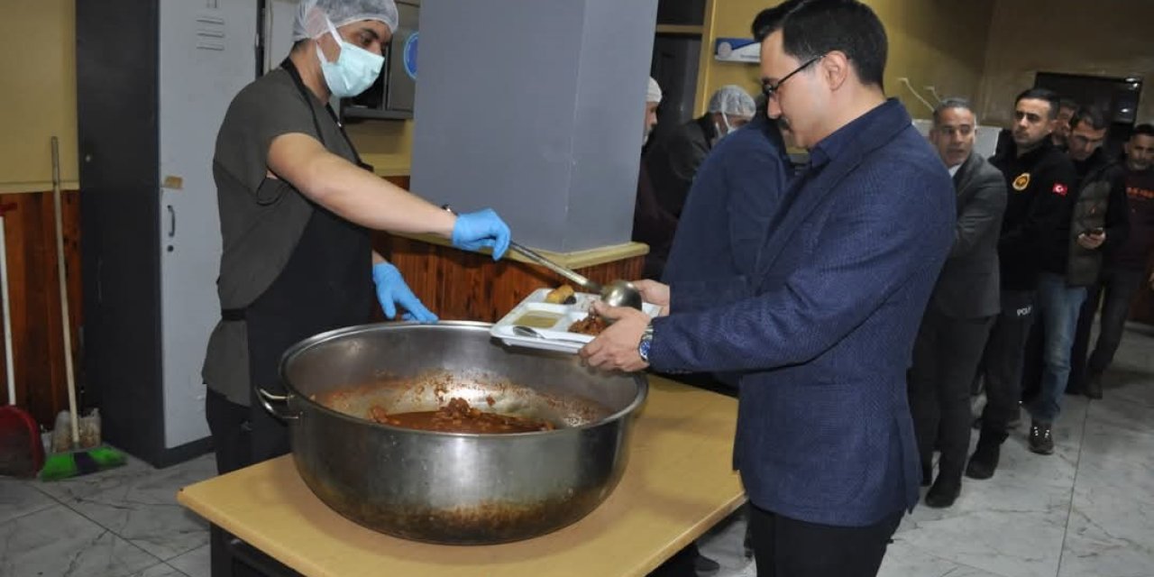 Kaymakam Demirtaş, iftarını öğrencilerle açtı