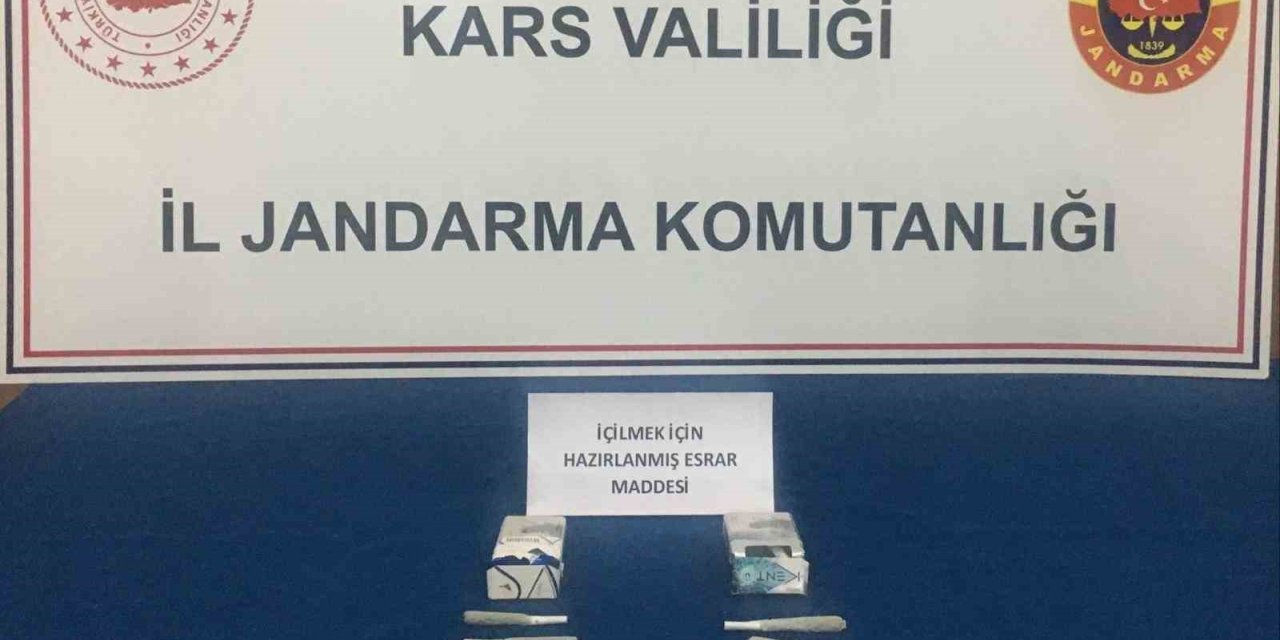 Kars’ta İranlıların sigara paketine sakladığı uyuşturucu jandarmaya takıldı