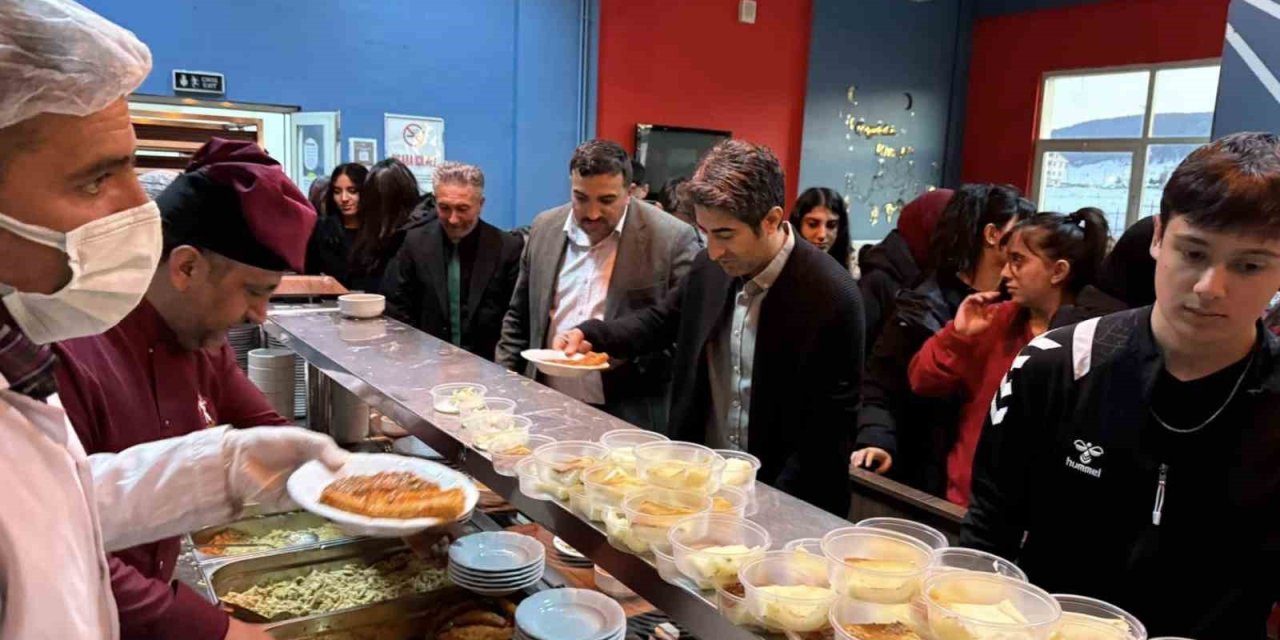 Sarıkamış’ta kaymakam ve belediye başkanı öğrencilerle iftar açtı