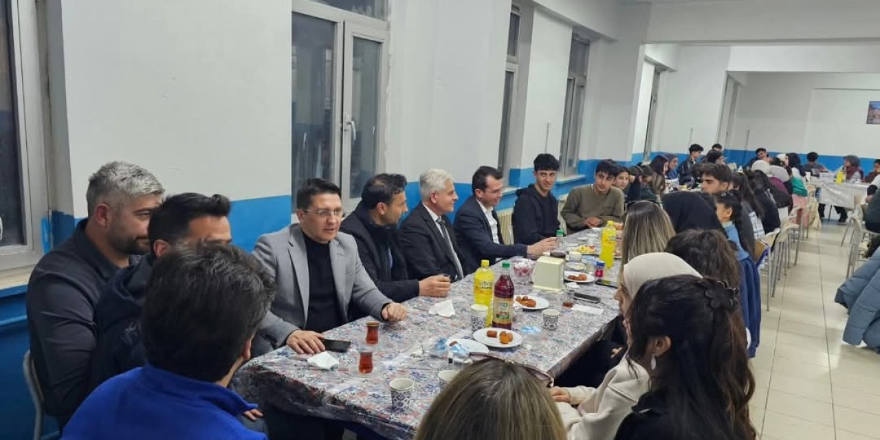 Tutak’ta Kaymakam Adıbelli öğrencilerle iftarda buluştu
