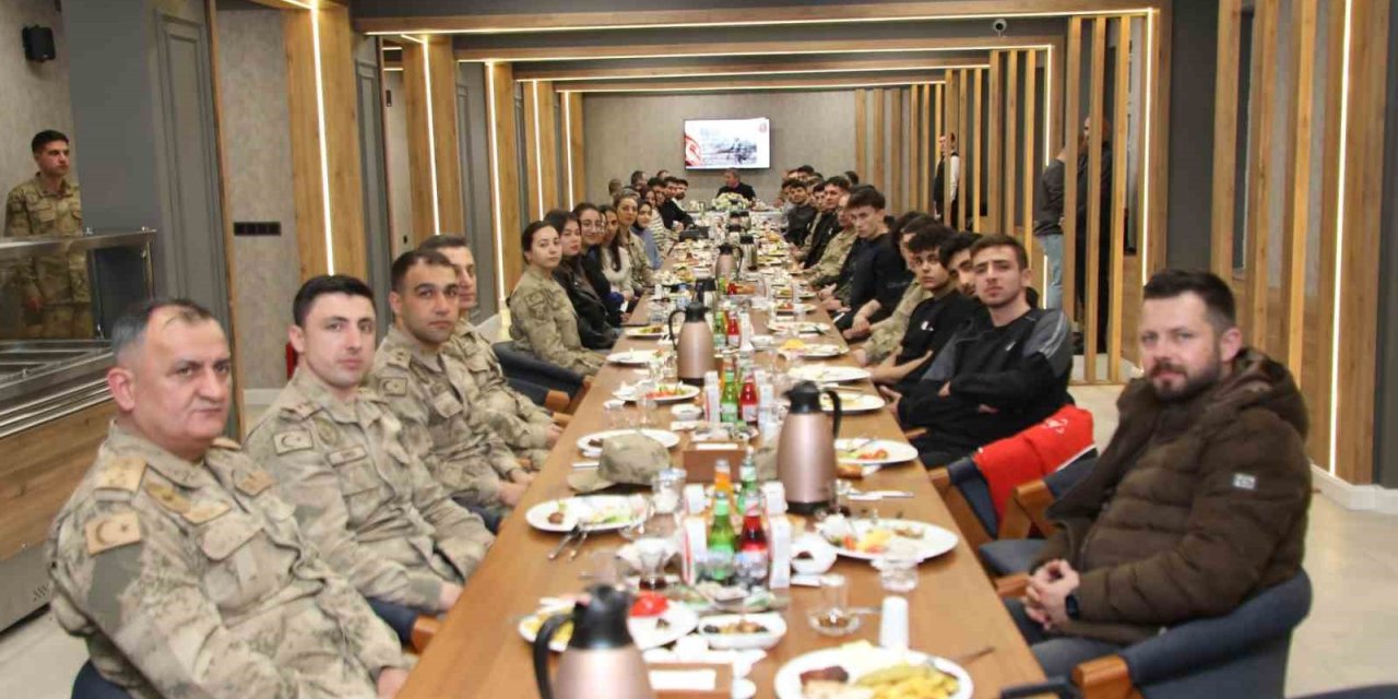 Vali Aydoğdu Mehmetçik ile sahur yaptı