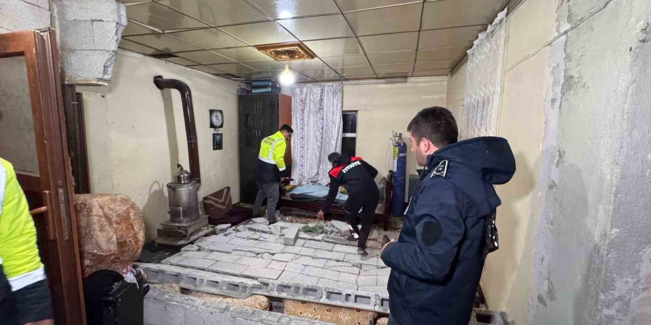 Irak’ta meydana gelen 4.8 büyüklüğündeki depremde Derecik’te bir evde hasar meydana geldi