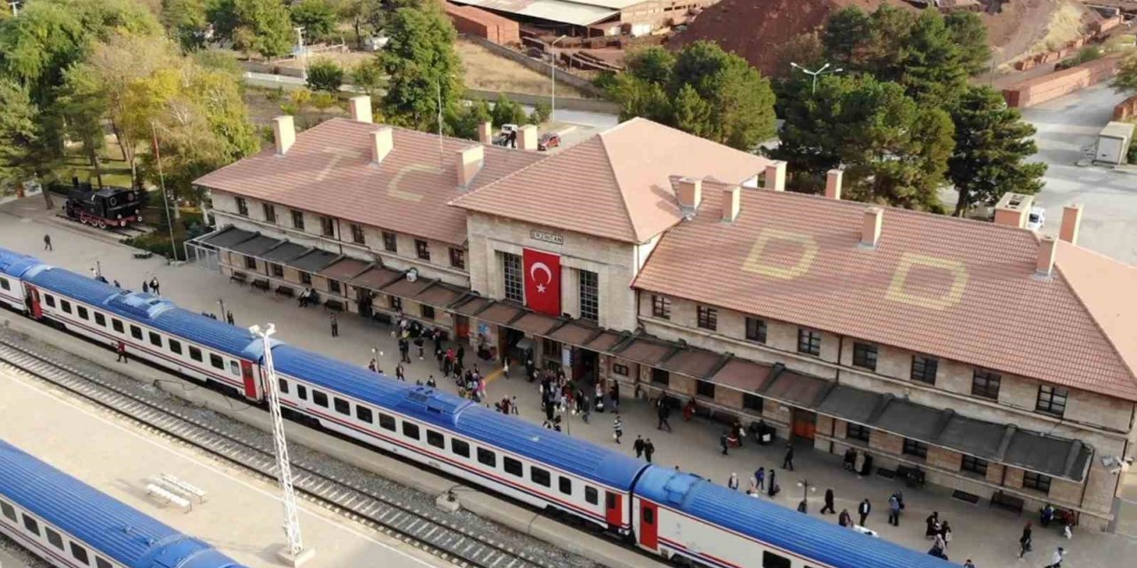 Depremlerin yıkamadığı bina: Erzincan Tren Garı