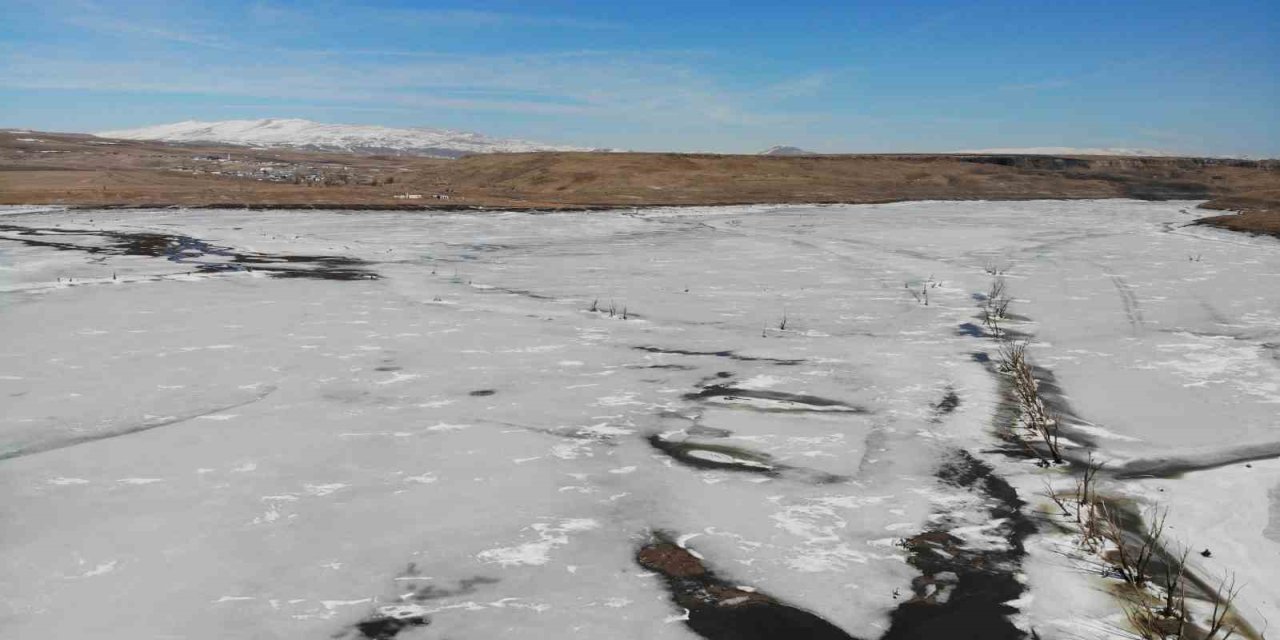 Kars Barajı Gölü’nde buzlar çözülmeye başladı