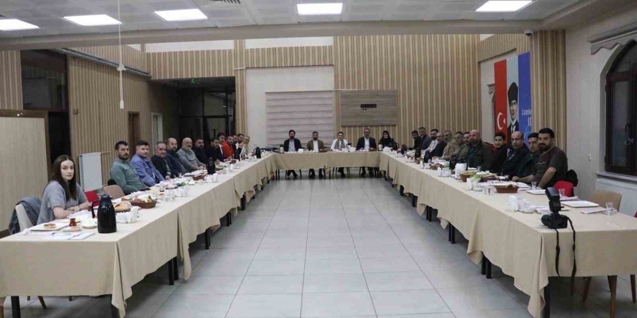 AK Parti Ağrı Milletvekili Ruken Kilerci ve İl Başkanı İlhami Yıldız, sahurda basın mensuplarıyla bir araya geldi