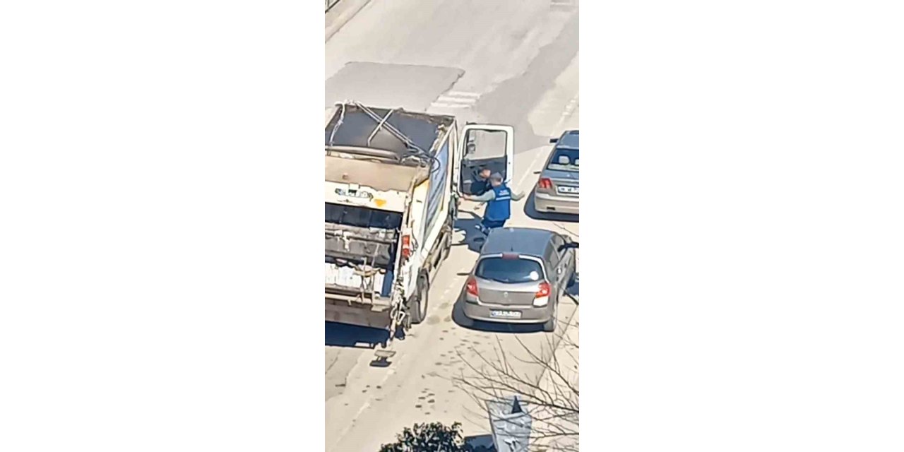 Temizlik işçilerinden tebessüm ettiren halay