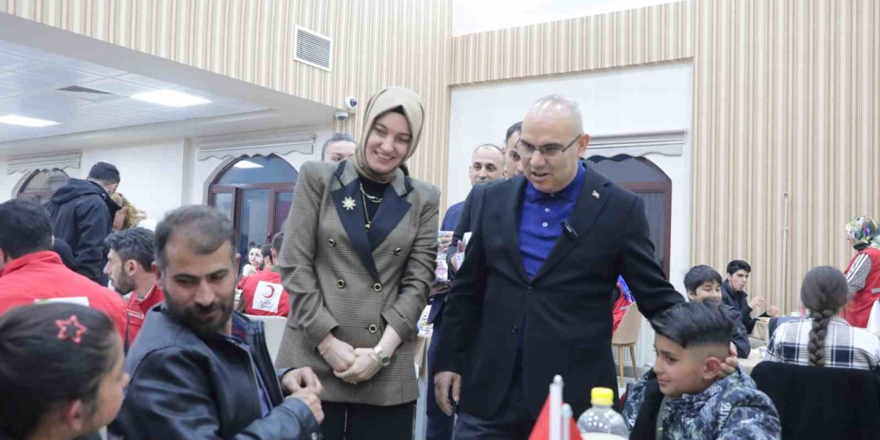 Ağrı Valisi Mustafa Koç, yetim çocuklarla iftar programında bir araya geldi