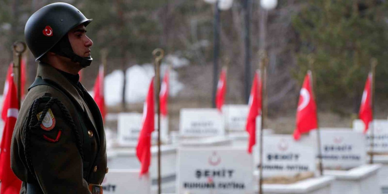 Şehit annesinin feryadı şehitlikte yankılandı