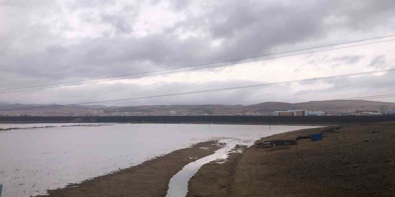Kars’ta eriyen kar, derelerin debisini yükseltti