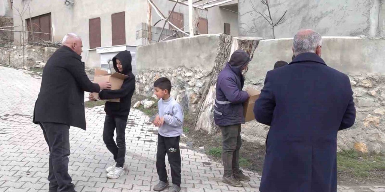 Polis memurundan dar gelirli ailelere bayram şekeri