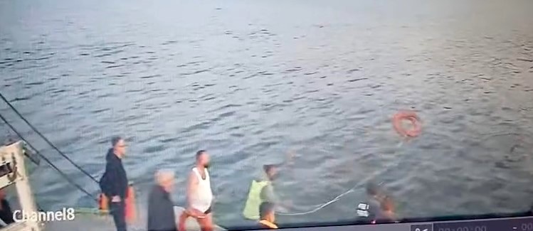 Feribottan baraja atlayan şahıs kurtarıldı