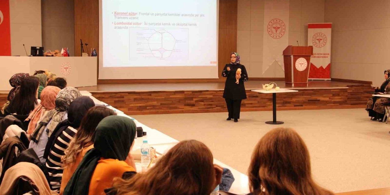 Elazığ’da ebelere yönelik eğitimler sürüyor