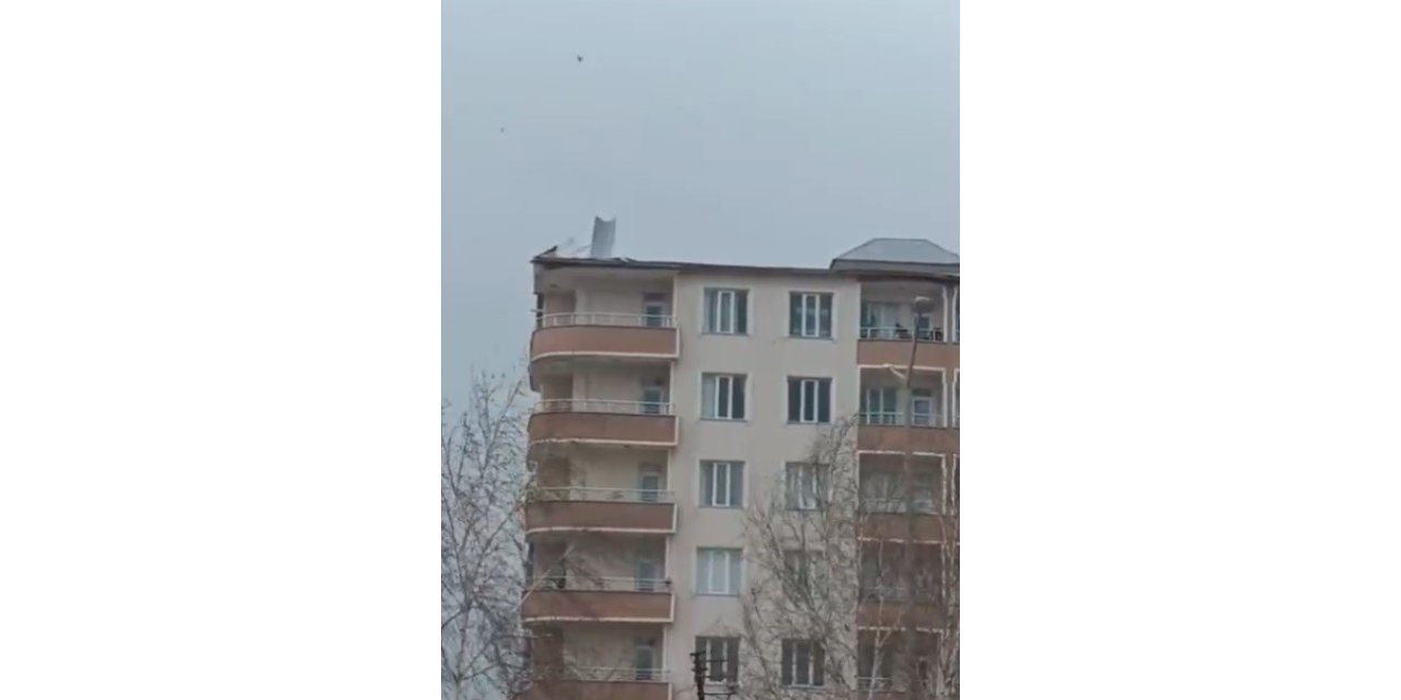 Muş’ta fırtına çatıları uçurdu