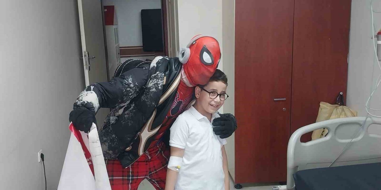 Pijamalı örümcek adam Ayaz Salih Koç, Erzurum’da çocukların yüzünü güldürdü