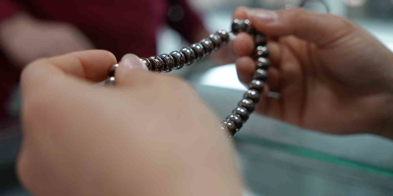 Brezilya’da yetişen meyveden Erzincan’da tespih yapılıyor