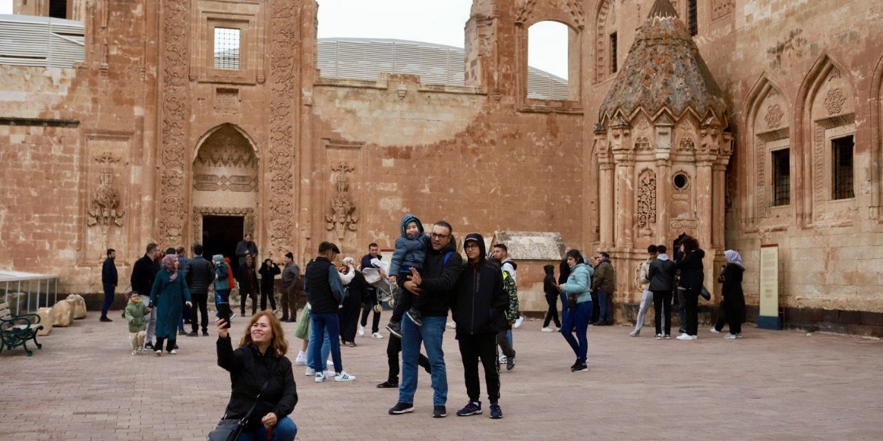 Tarihi İshak Paşa Sarayı, bayramda 17 bin yerli ve yabancı ziyaretçiyi ağırladı