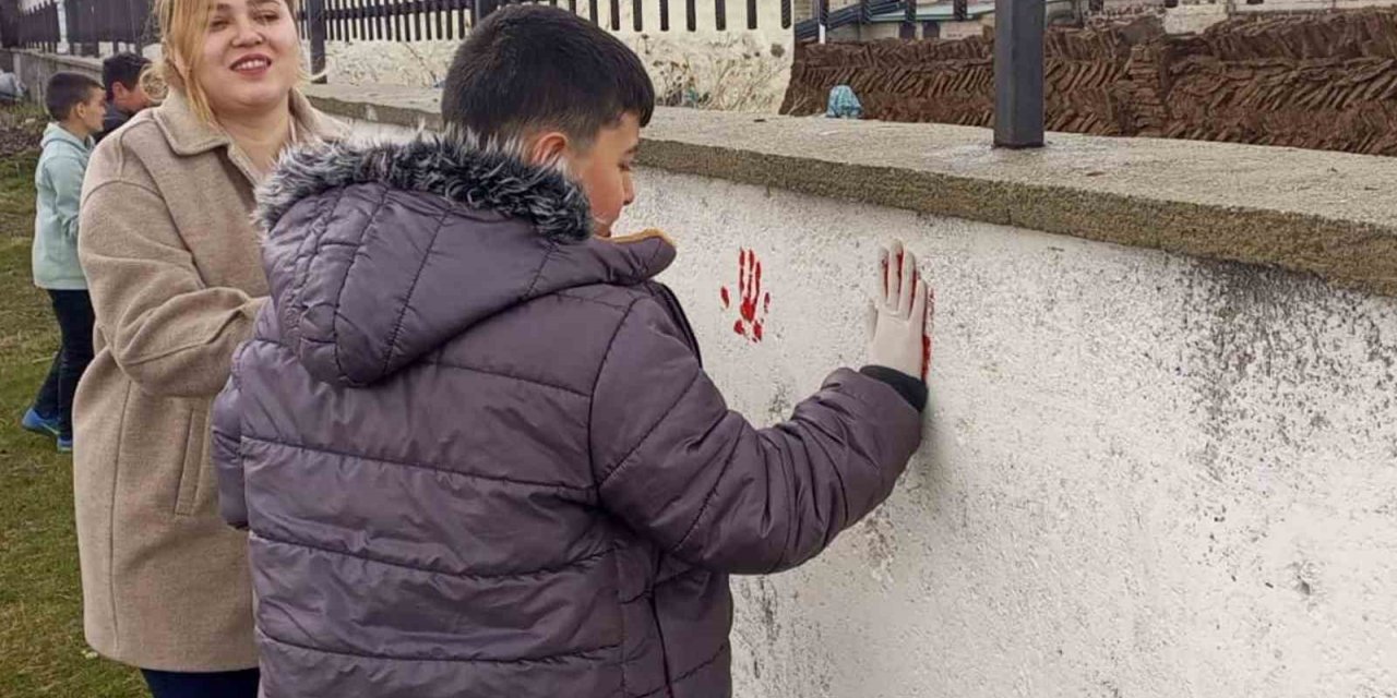 Öğrenciler otizme dikkat çekti