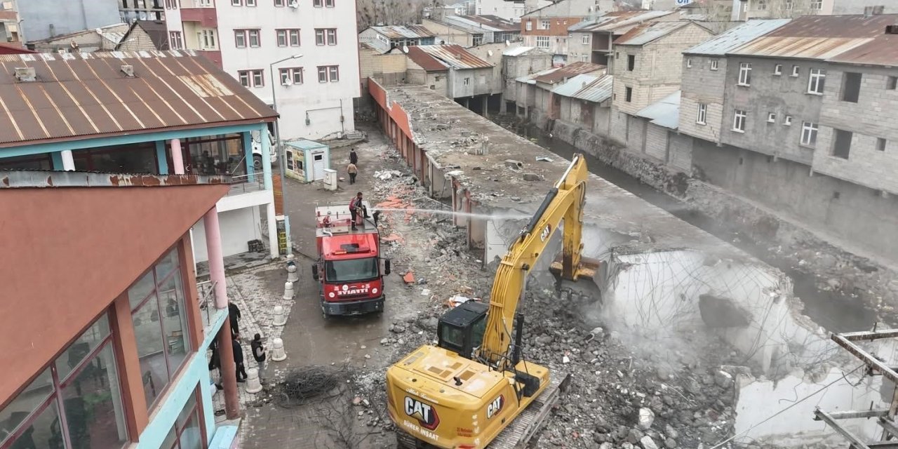 Başkan Taşkın; "Riskli yapılar birer birer yıkılıyor"