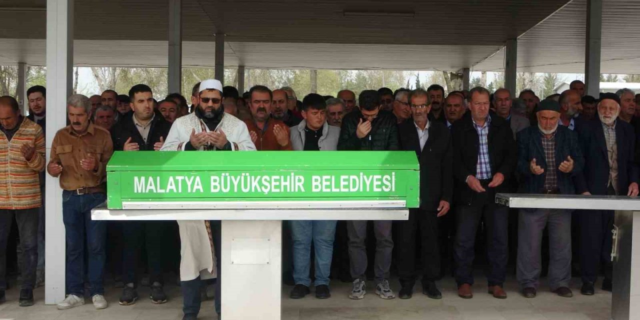 Annesi tarafından boğularak öldürülen öğretmen Malatya’da defnedildi