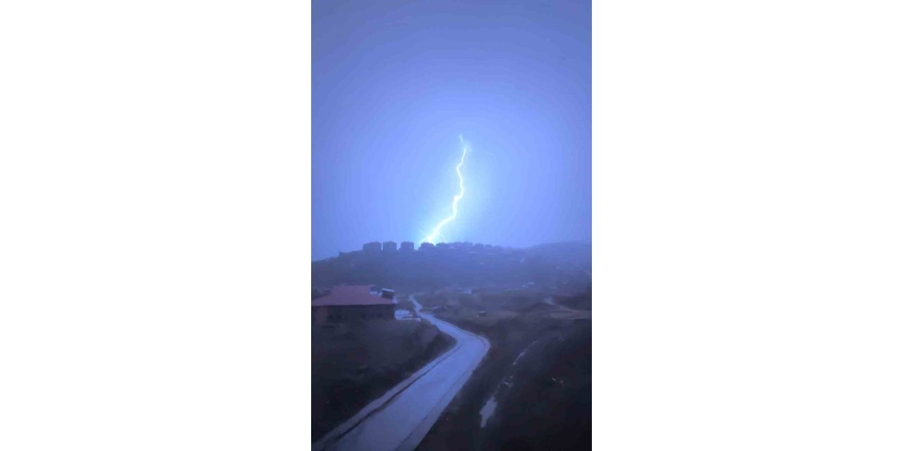 Yüksekova’da fırtına ve sağanak etkili oldu: Evlerin çatıları uçtu, yollar su altında kaldı