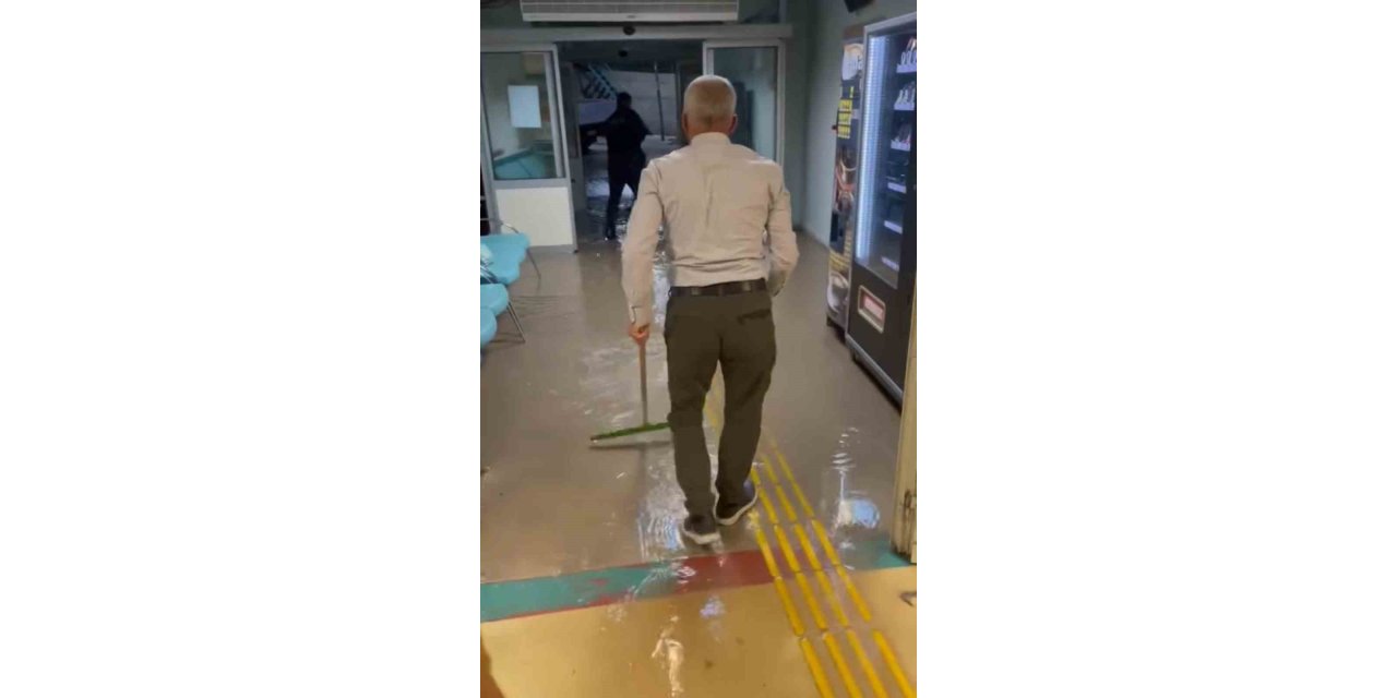 Şemdinli’de sağanak etkili oldu, hastaneyi su bastı