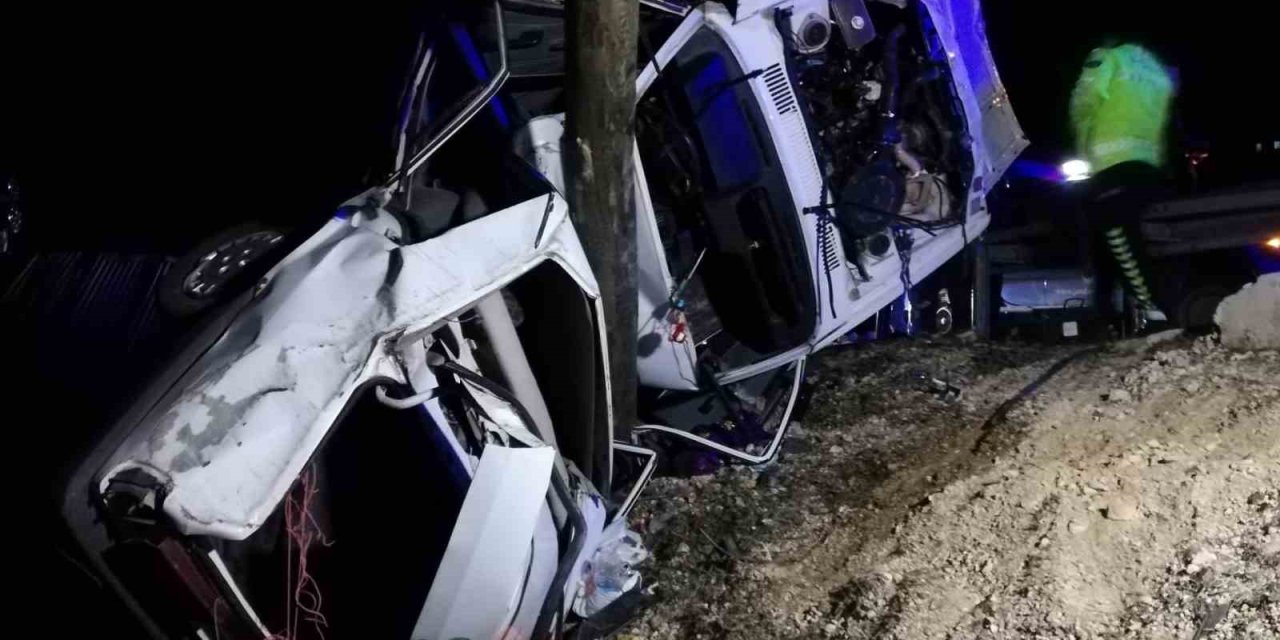 Malatya’da otomobil aydınlatma direğine çarptı: 1 ölü, 2 yaralı