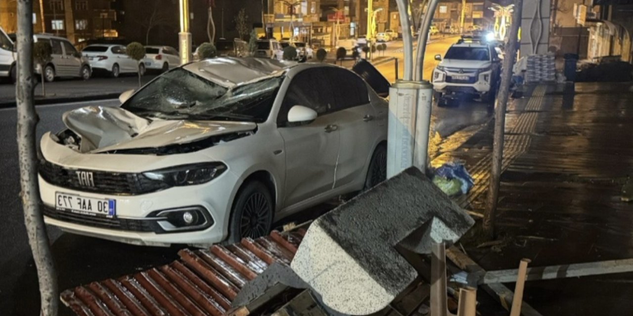 Hakkari’de fırtına nedeniyle 3 kişi yaralandı