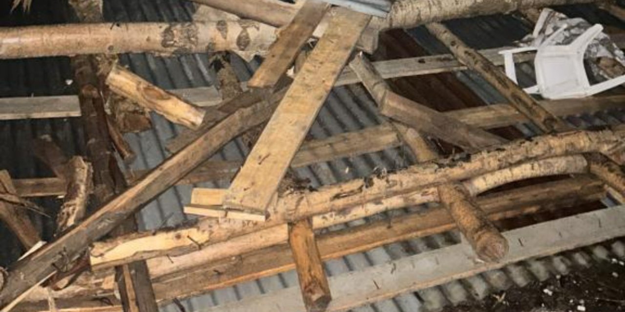 Hakkari’de şiddetli fırtına yıkıp geçti: 69 çatı zarar gördü