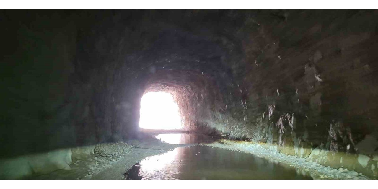 132 yıllık taş yol suyla doldu