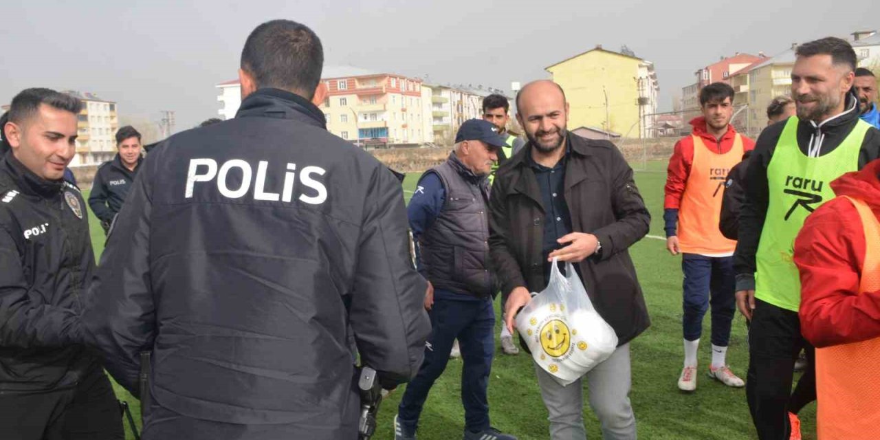 Bulanık’ta ihbara giden polislere pasta sürprizi